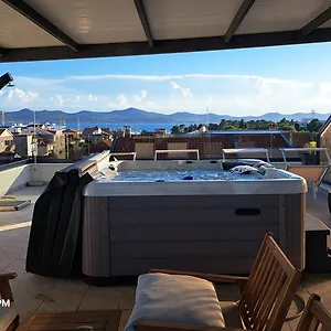 Bruno - Luxury Penthouse With Jacuzzi Apartment